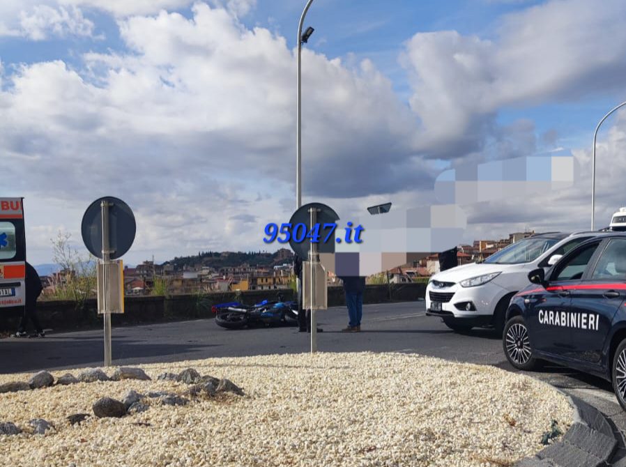 INCIDENTE ALLA ROTONDA DEL CORSO ITALIA. SCONTRO AUTO MOTO, FERITO CENTAURO