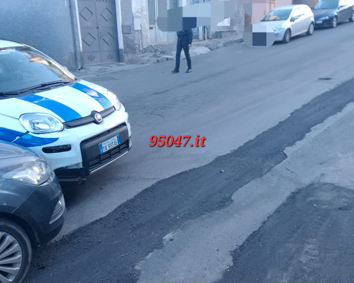 PATERNO’: SCONTRO TRA UN’AUTO DELLA POLIZIA LOCALE E UNA FORD – LE FOTO