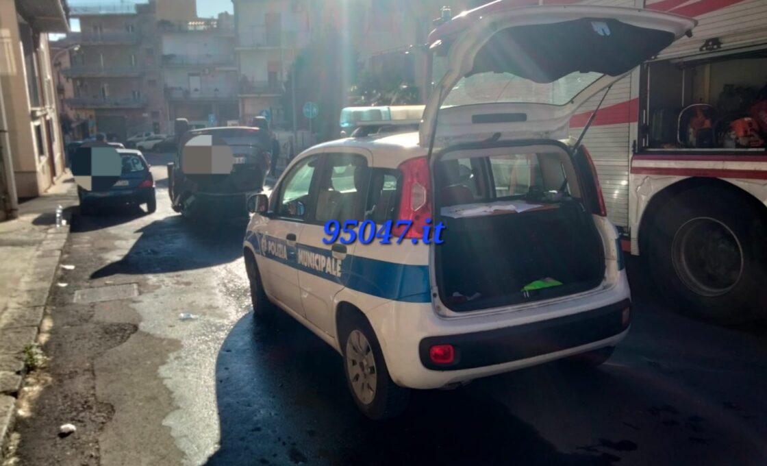 MISTERBIANCO. UN’AUTOMOBILE SI RIBALTA IN VIA SAN NICOLO'