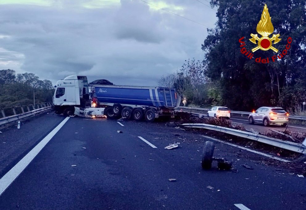 GRAVE INCIDENTE SULLA A18: TIR INVADE CORSIA OPPOSTA, TRAFFICO BLOCCATO