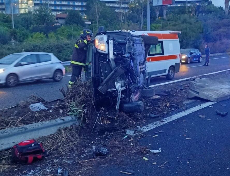 GRAVE INCIDENTE SULLA A18: TIR INVADE CORSIA OPPOSTA, TRAFFICO BLOCCATO