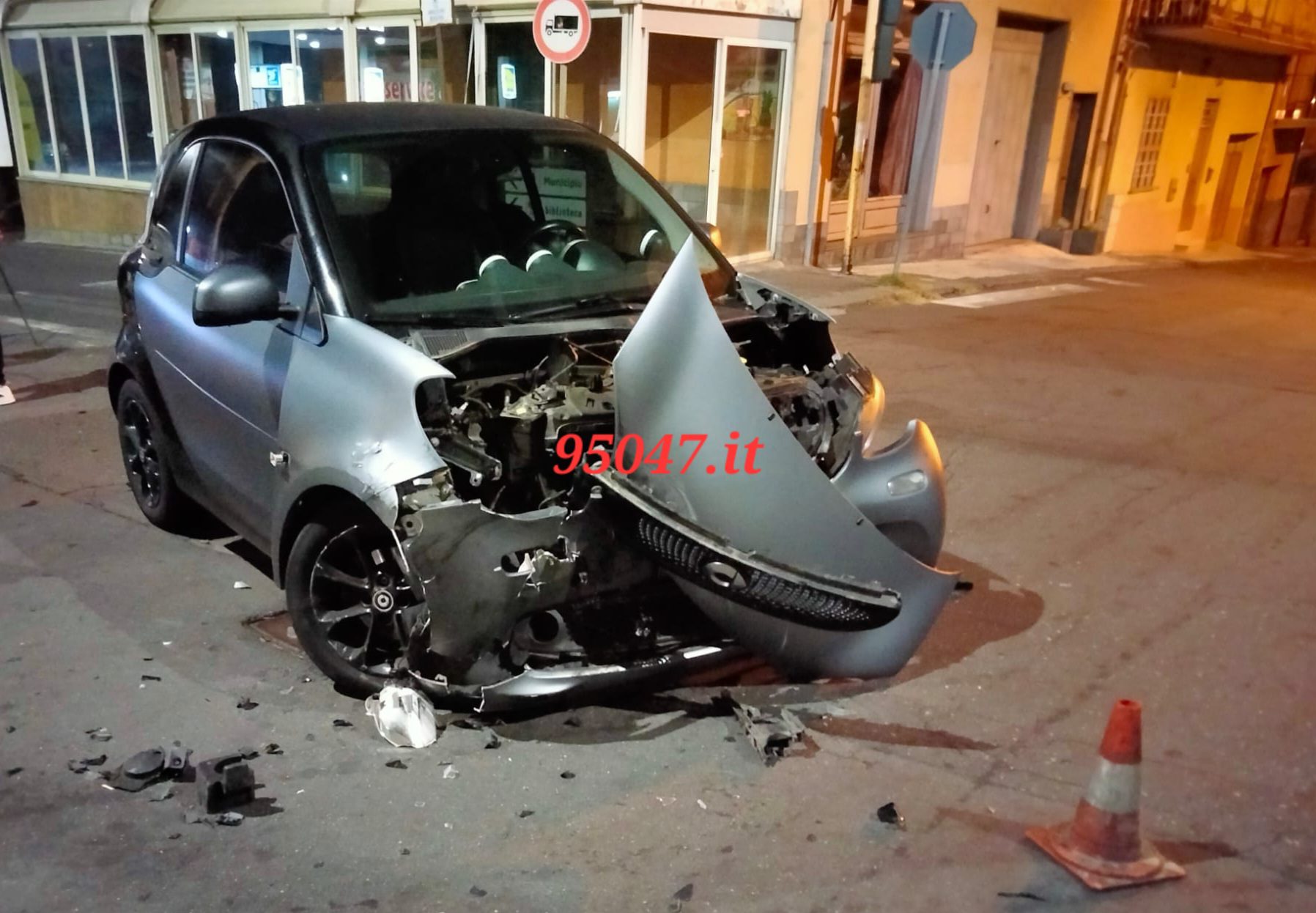 SCONTRO TRA DUE AUTO  IERI SERA A NICOLOSI: UN FERITO TRASPORTATO IN OSPEDALE