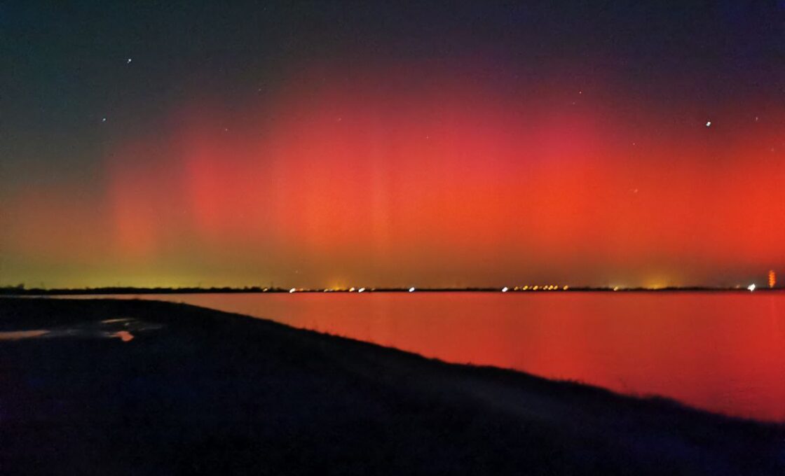 AURORA BOREALE NEI CIELI D'ITALIA: DALLE ALPI ALL'EMILIA-ROMAGNA, SPETTACOLO SENZA PRECEDENTI.