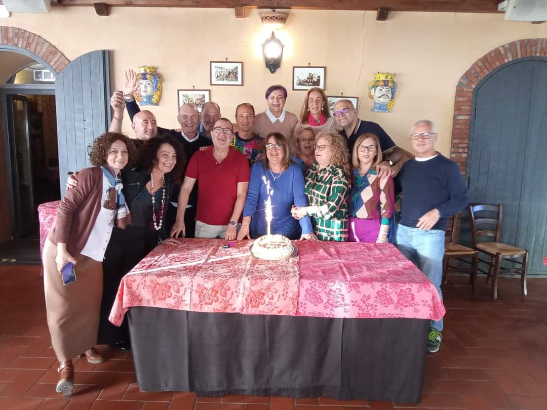 PATERNÒ. COMPAGNI DI SCUOLA SI RITROVANO DOPO 50 ANNI: UN'EMOZIONE SENZA PARI