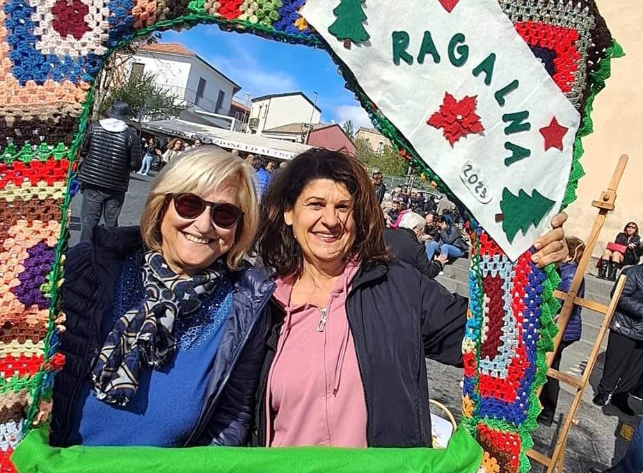 RAGALNA. L'ARTE DELL'UNCINETTO ALLA SAGRA DEI CALICEDDI: UN LEGAME DI TRADIZIONE E COMUNITÀ