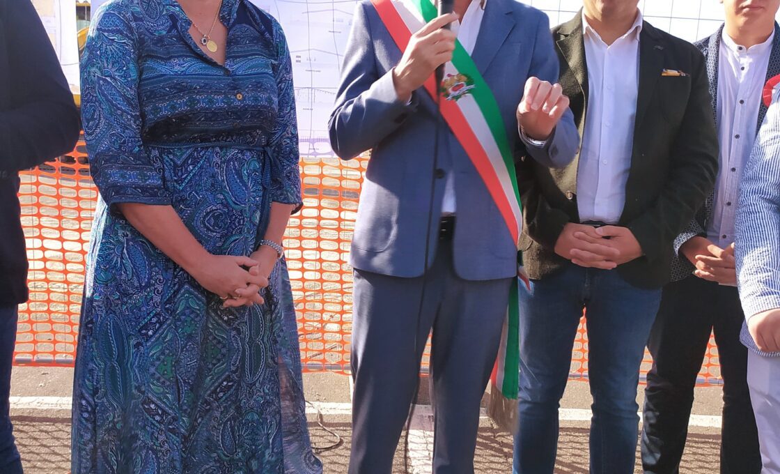 BELPASSO, IL SINDACO CARLO CAPUTO POSA LA PRIMA PIETRA PER LA COSTRUZIONE DELLA NUOVA SCUOLA MATERNA DELL’ I.C. GIOVANNI PAOLO II DI PIANO TAVOLA