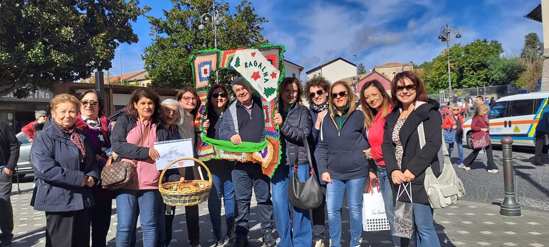 RAGALNA. L'ARTE DELL'UNCINETTO ALLA SAGRA DEI CALICEDDI: UN LEGAME DI TRADIZIONE E COMUNITÀ