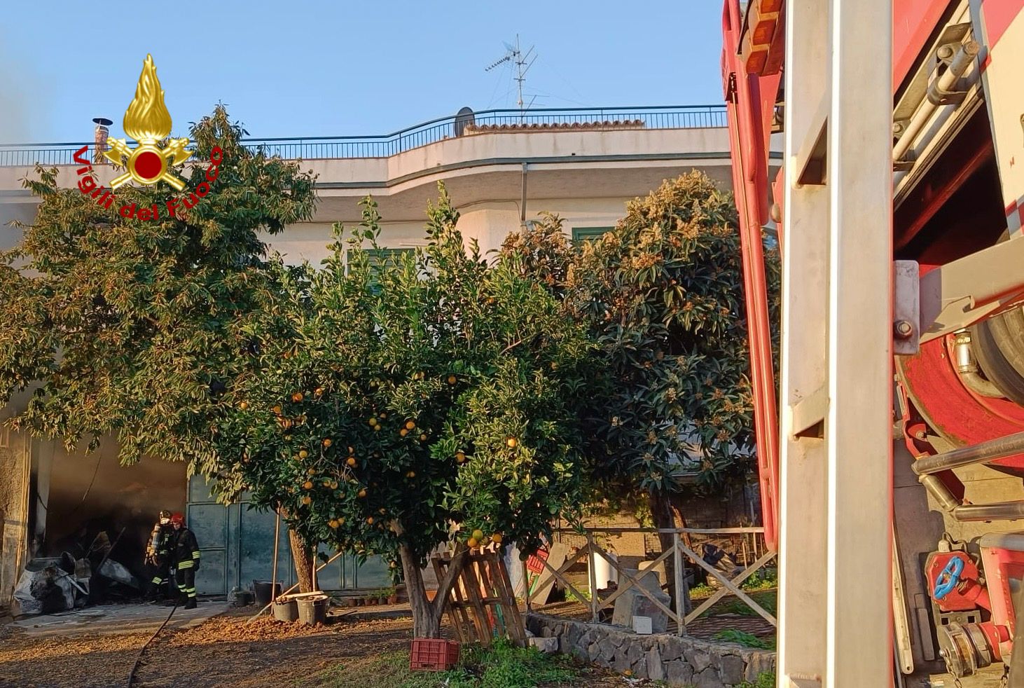 PAURA A SANTA VENERINA, INCENDIO IN GARAGE DI ABITAZIONE, DISTRUTTA UN’AUTO A GPL