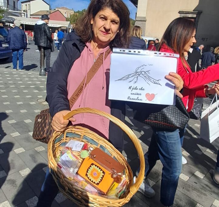 RAGALNA. L'ARTE DELL'UNCINETTO ALLA SAGRA DEI CALICEDDI: UN LEGAME DI TRADIZIONE E COMUNITÀ