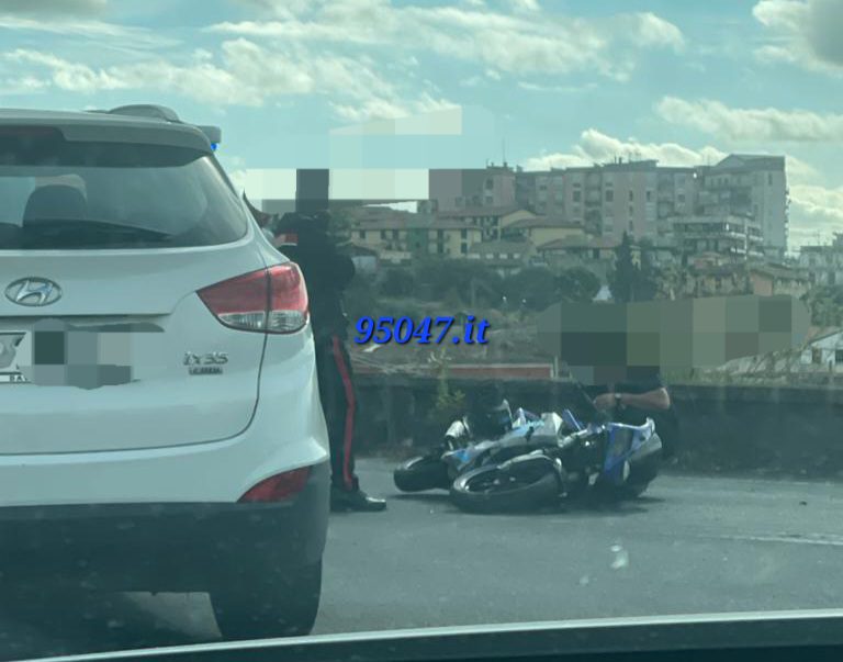 INCIDENTE ALLA ROTONDA DEL CORSO ITALIA. SCONTRO AUTO MOTO, FERITO CENTAURO