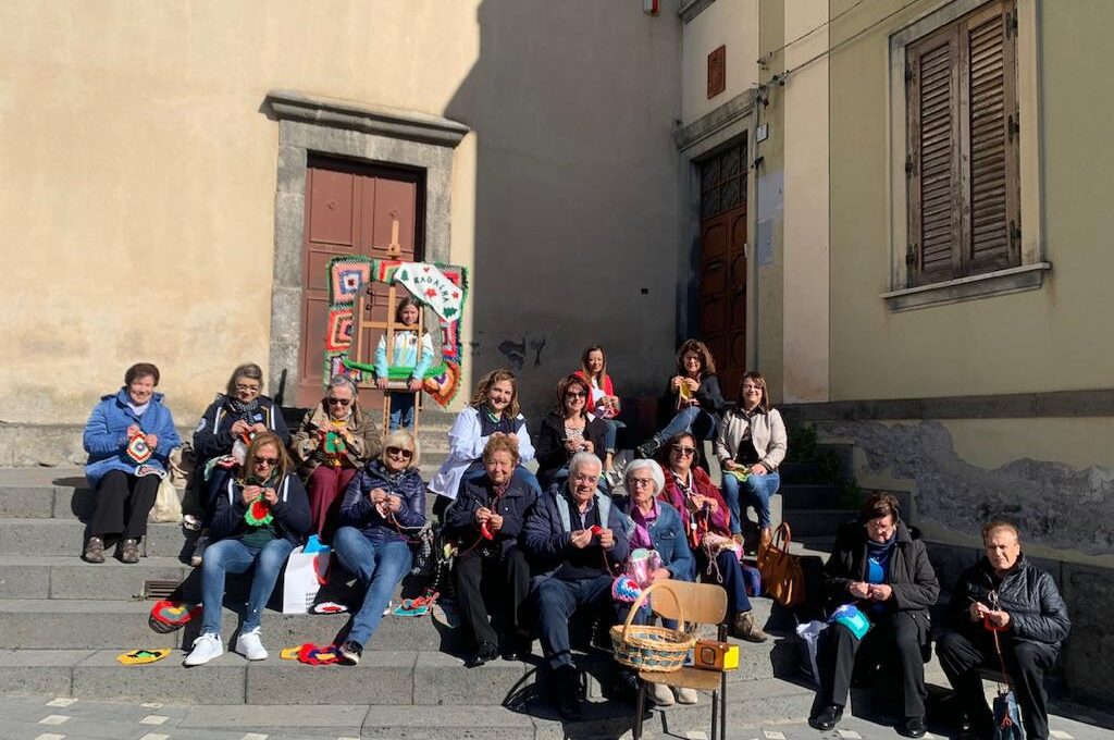 RAGALNA. L'ARTE DELL'UNCINETTO ALLA SAGRA DEI CALICEDDI: UN LEGAME DI TRADIZIONE E COMUNITÀ