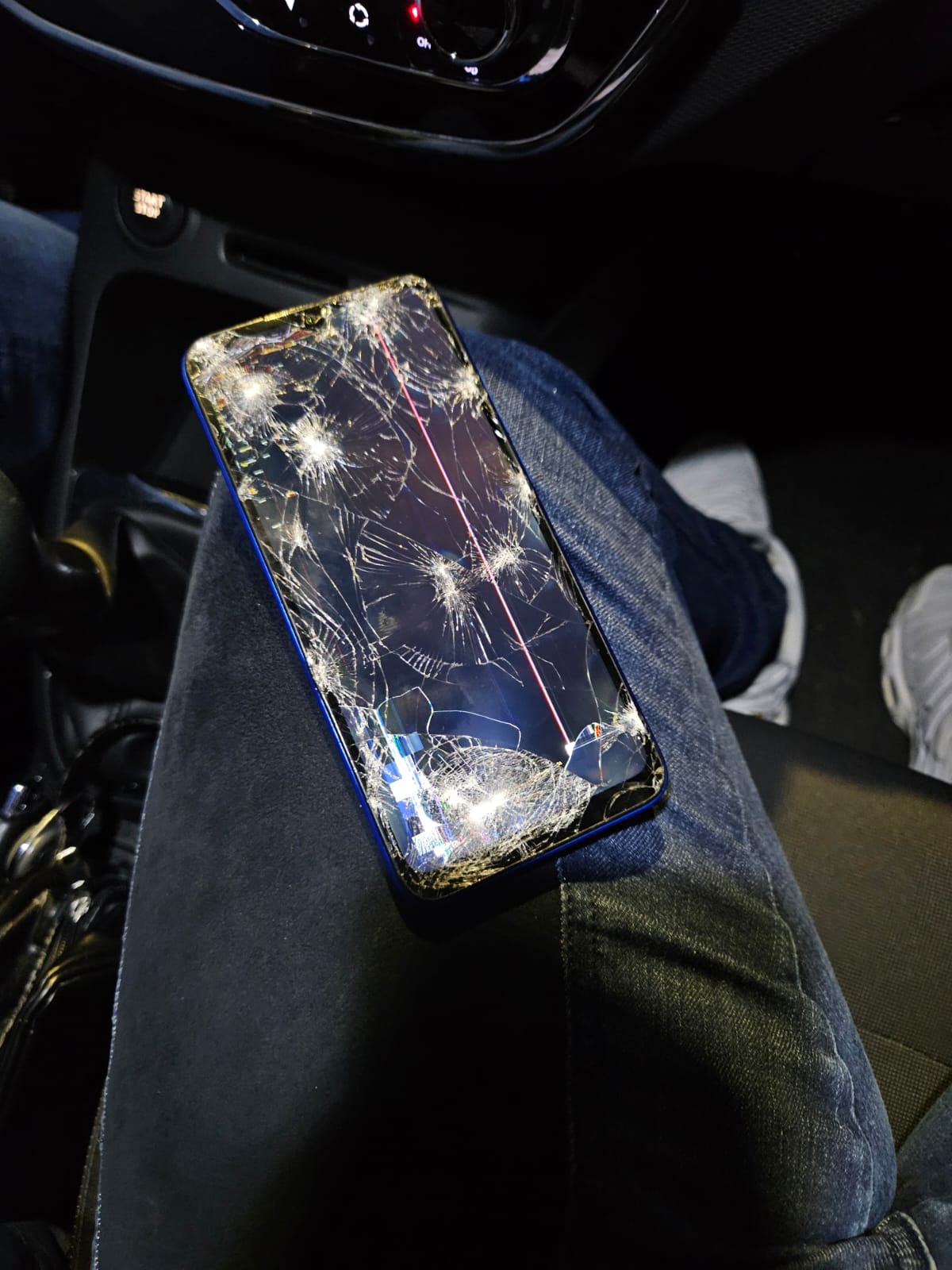 PATERNO’. TROVATO  QUESTO TELEFONINO AI 4 CANTI