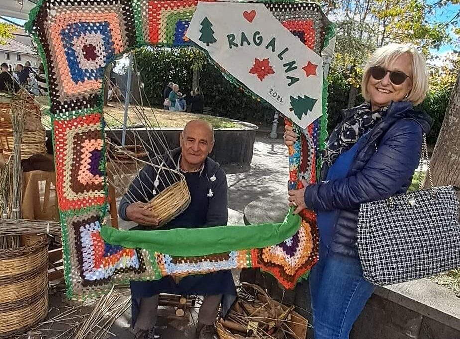 RAGALNA. L'ARTE DELL'UNCINETTO ALLA SAGRA DEI CALICEDDI: UN LEGAME DI TRADIZIONE E COMUNITÀ