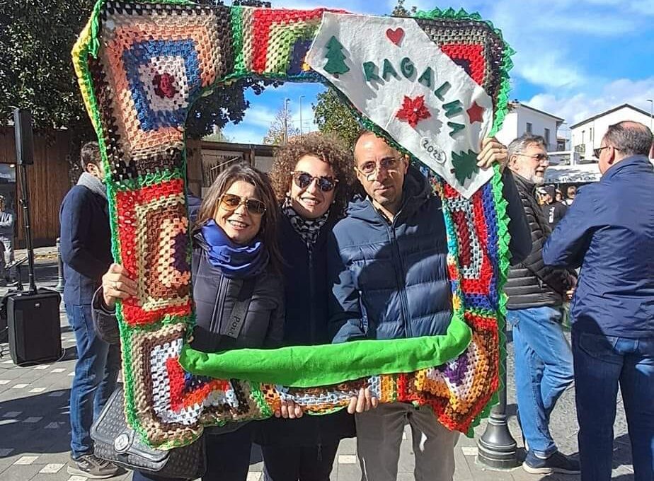 RAGALNA. L'ARTE DELL'UNCINETTO ALLA SAGRA DEI CALICEDDI: UN LEGAME DI TRADIZIONE E COMUNITÀ