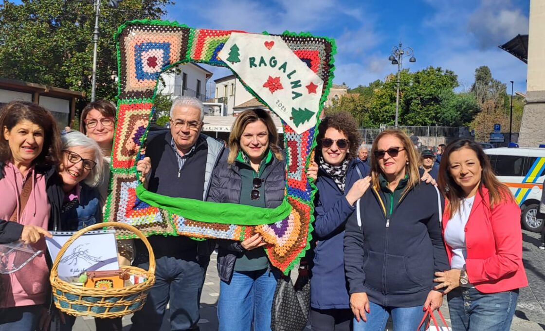 RAGALNA. L'ARTE DELL'UNCINETTO ALLA SAGRA DEI CALICEDDI: UN LEGAME DI TRADIZIONE E COMUNITÀ