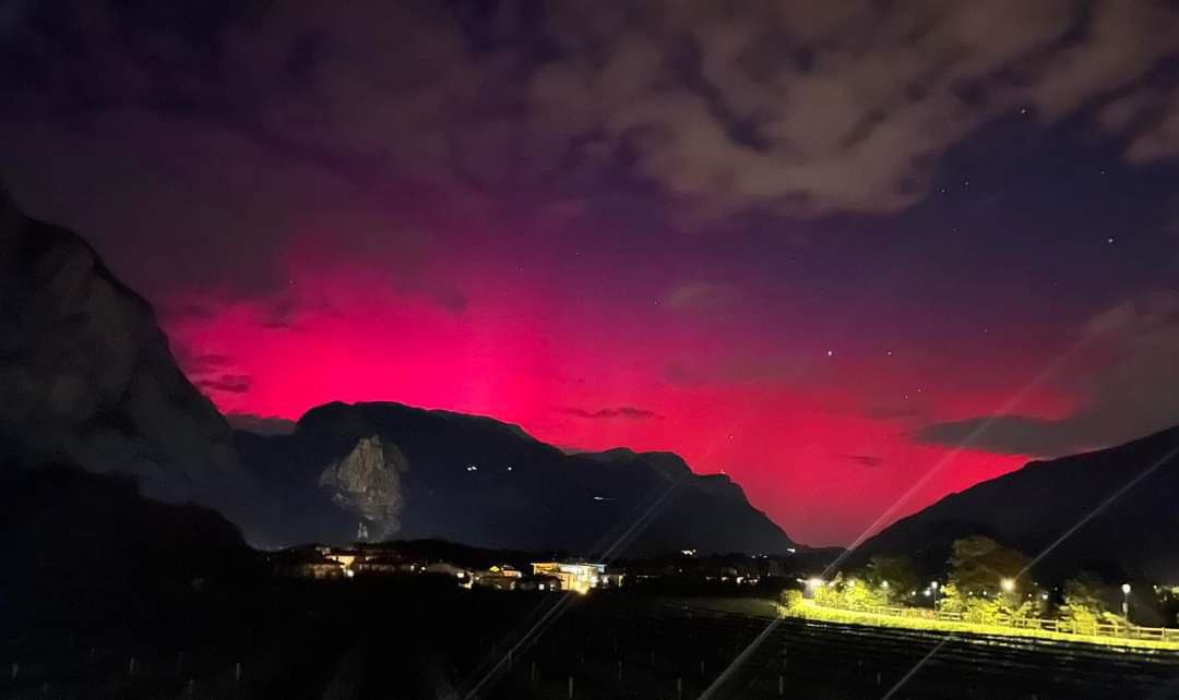 AURORA BOREALE NEI CIELI D'ITALIA: DALLE ALPI ALL'EMILIA-ROMAGNA, SPETTACOLO SENZA PRECEDENTI.