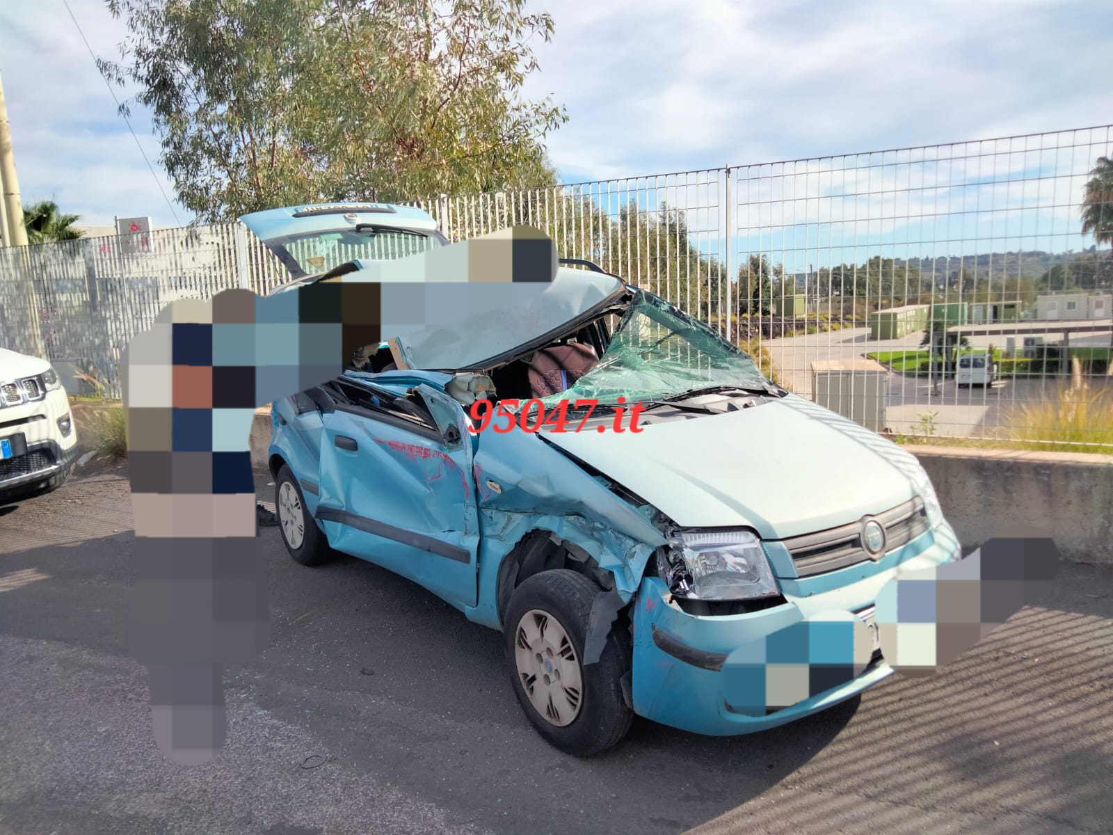 PIANO TAVOLA: AUTO FINISCE SOTTO UN CAMION IN UN TERRIBILE SCHIANTO, NESSUNA GRAVE CONSEGUENZA PER LA CONDUCENTE