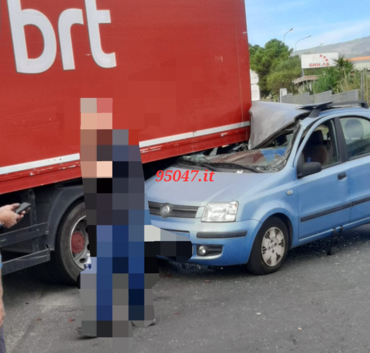 PIANO TAVOLA: AUTO FINISCE SOTTO UN CAMION IN UN TERRIBILE SCHIANTO, NESSUNA GRAVE CONSEGUENZA PER LA CONDUCENTE