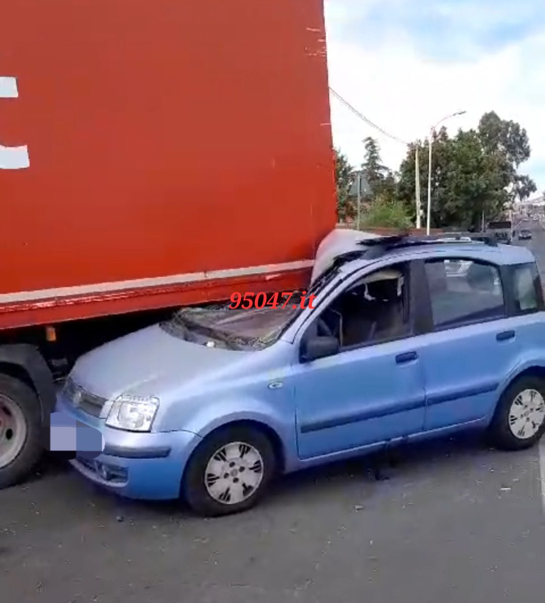 PIANO TAVOLA: AUTO FINISCE SOTTO UN CAMION IN UN TERRIBILE SCHIANTO, NESSUNA GRAVE CONSEGUENZA PER LA CONDUCENTE