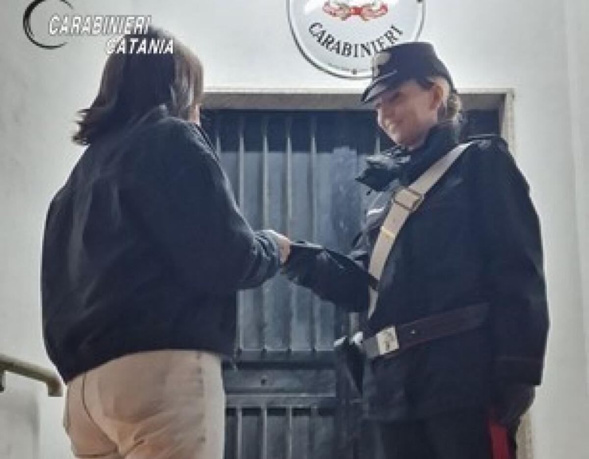 BELPASSO. RUBA CELLULARE ALLA COMPAGNA , DENUNCIATA 16 ENNE - 