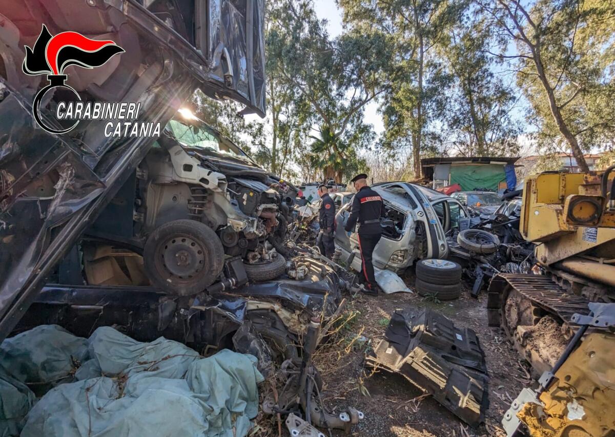 ACI SANT’ANTONIO. SEQUESTRATA DISCARICA ABUSIVA, AL SUO INTERNO DUE AUTO RUBATE, PEZZI DI RICAMBIO E CARCASSE DI VEICOLI - 