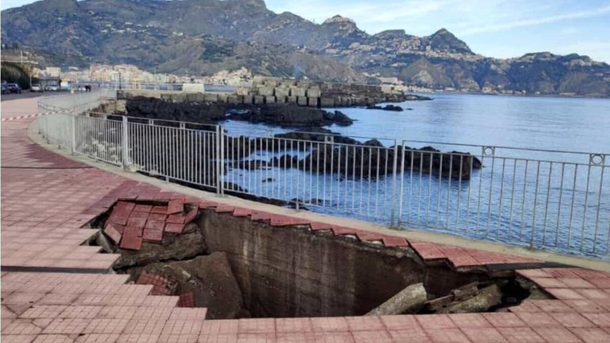 PAURA A GIARDINI NAXOS, SI APRE UNA VORAGINE SUL LUNGOMARE - 