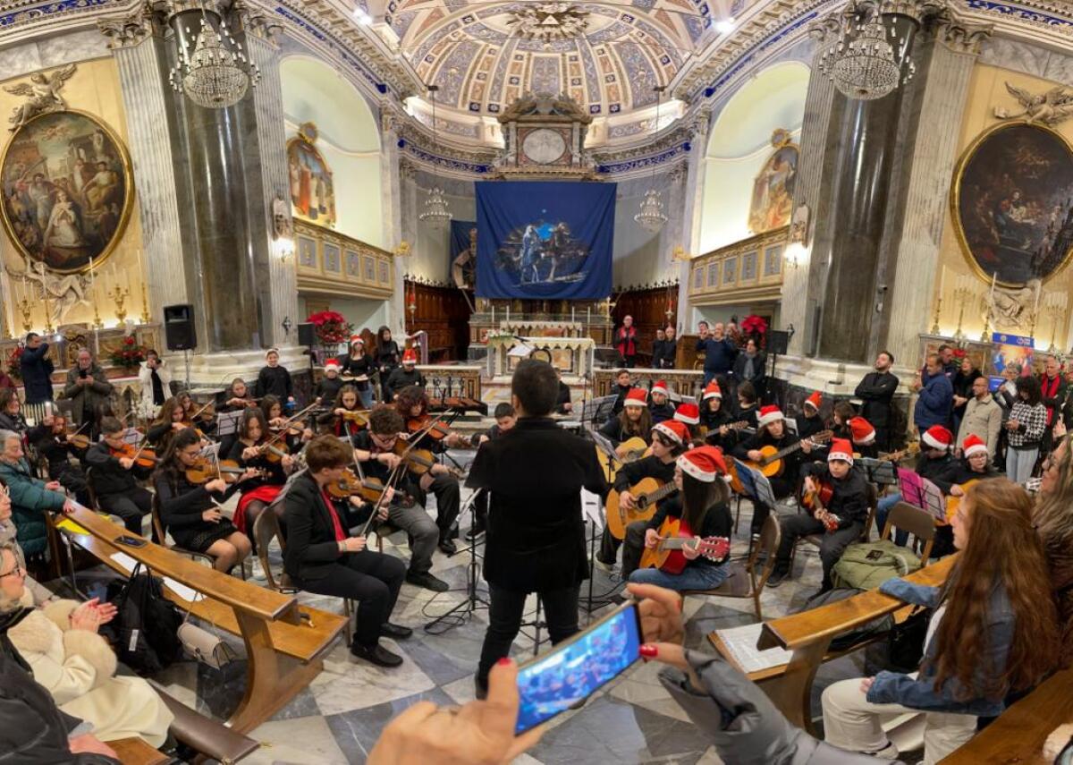 MAGICO CONCERTO DI NATALE ALL'INSEGNA DELL'ARMONIA DELL'IC DON MILANI DI PATERNÒ - 