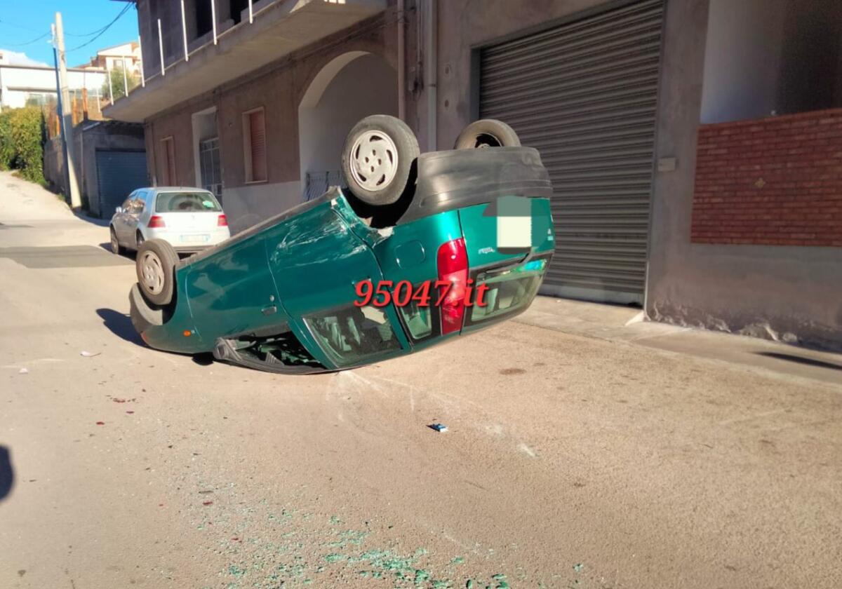 BIANCAVILLA. SCONTRO TRA DUE AUTO UNA SI RIBALTA - 