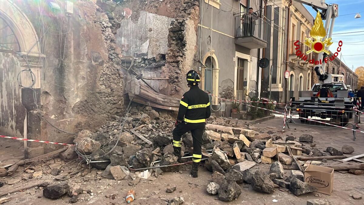 CATANIA, CROLLO IN PIENO CENTRO STORICO: L’INTERVENTO DEI POMPIERI - 