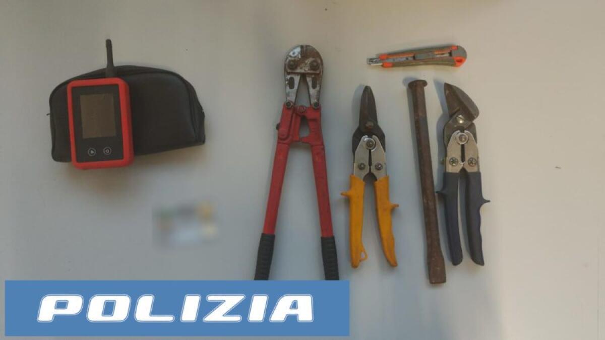 CATANIA. IN AUTO CON ARNESI ATTI ALLO SCASSO E UNA CARTA CARBURANTE COLLEGATA A UN ALTRO VEICOLO - 