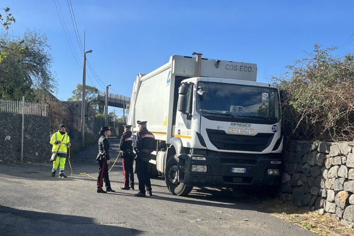 RIPOSTO, OPERAIO RIMANE SCHIACCIATO TRA CAMION E MURO: È GRAVE - 