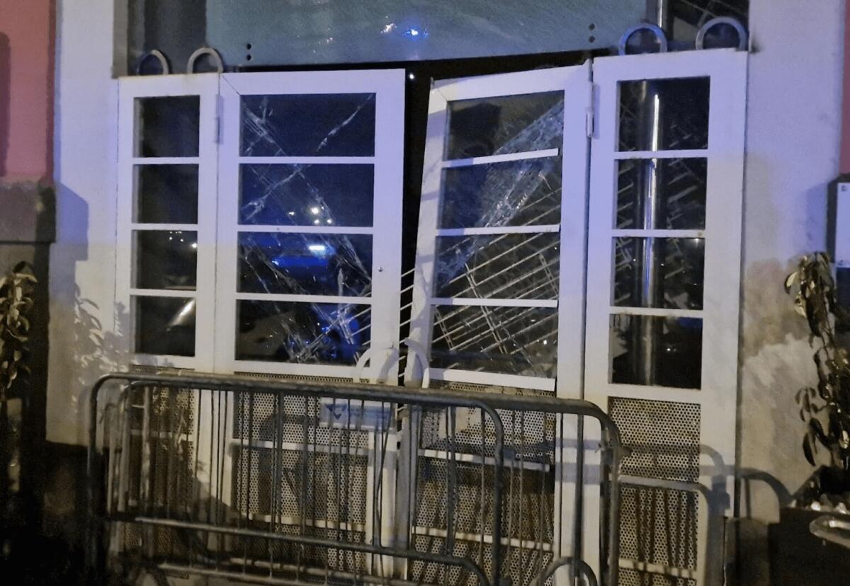 CATANIA, NON LO FANNO ENTRARE IN DISCOTECA: SFONDA INGRESSO CON AUTO - 