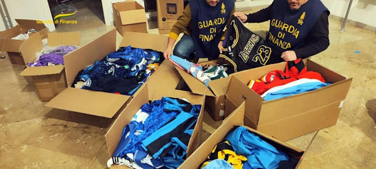 GIARRE, MAGLIE DI CLUB DELLA SERIE A E DELL’NBA CONTRAFFATTE: SEQUESTRATE - 