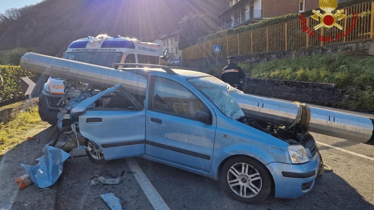 BERGAMO. PALO CADE DA UN CAMION E TRAFIGGE UN'AUTO, LA CONDUCENTE MIRACOLOSAMENTE ILLESA - 
