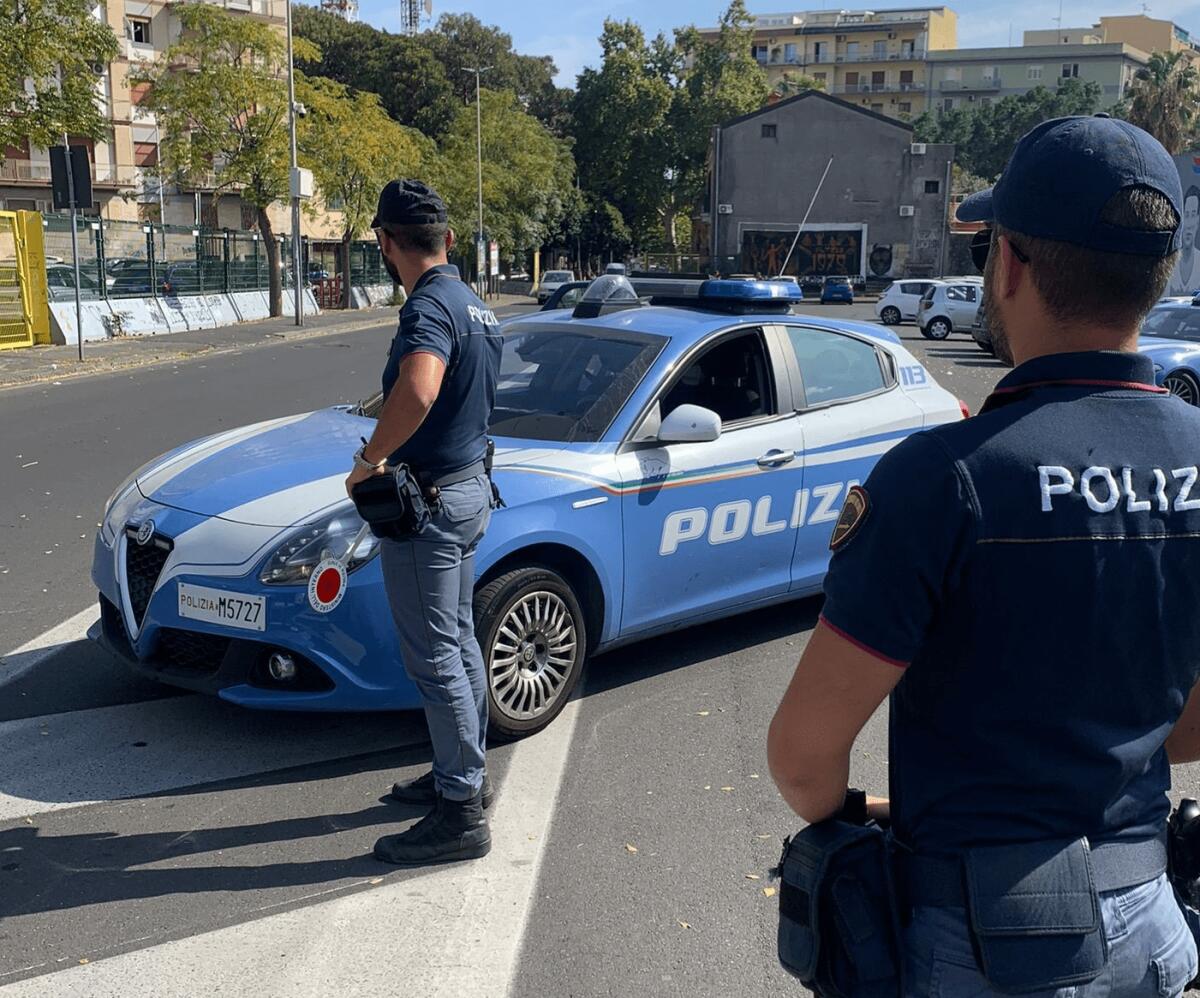 CATANIA. CHIEDE AIUTO AI POLIZIOTTI URLANDO DALL’AUTO IN CORSO, ARRESTATO IL COMPAGNO PER MALTRATTAMENTI - 