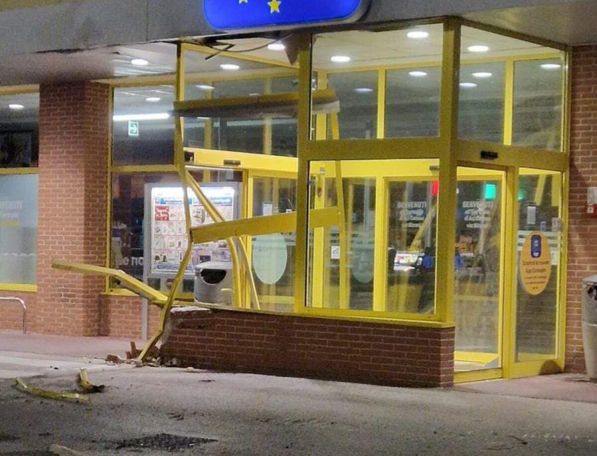 ACI CATENA. TENTANO IL FURTO DELLA CASSAFORTE DI UN NOTO SUPERMERCATO E BLOCCANO TUTTE LE STRADE D’ACCESSO. - 