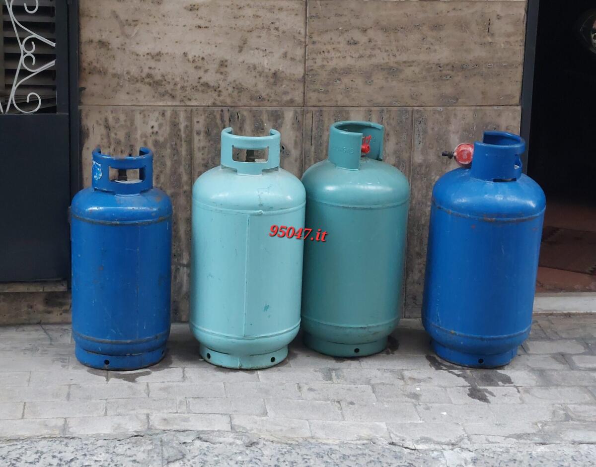 PATERNO' INCENDIO DI UN FORNELLINO ALL'INTERNO DI UN ABITAZIONE , INTERVENTO DEI VIGILI DEL FUOCO - 