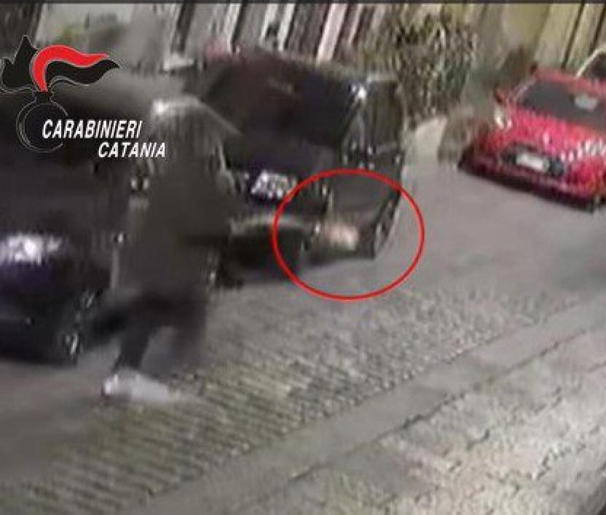 ADRANO. SPARA SUL PORTONE DI CASA DEL RIVALE PER VENDICARSI DELL'INCENDIO DELL'AUTO - 