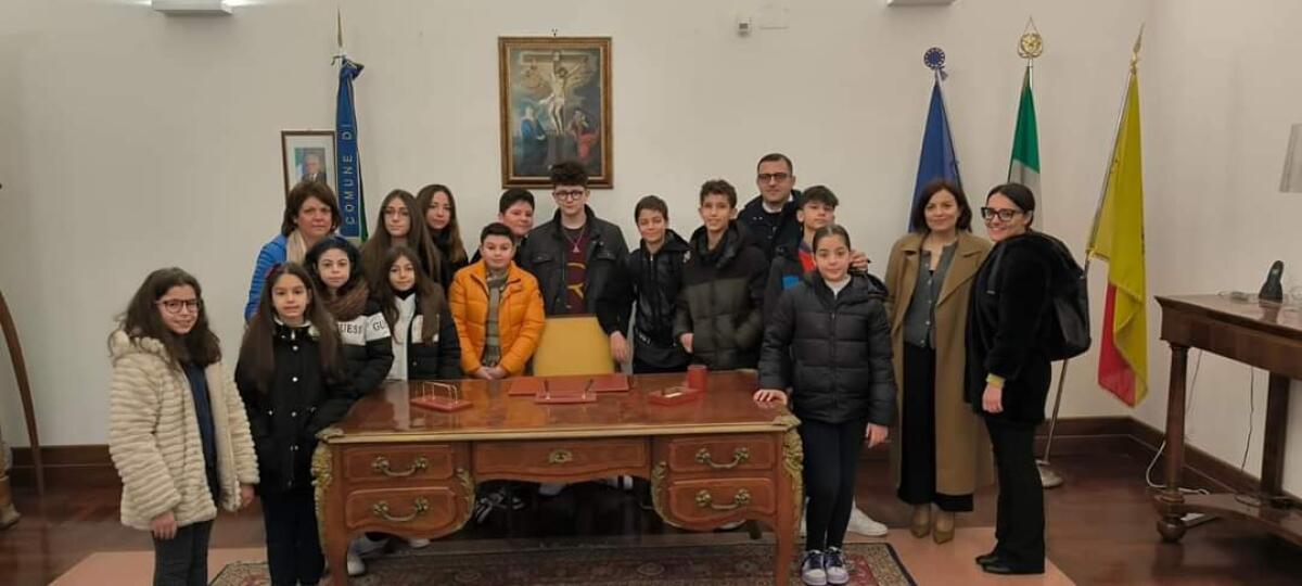 PALAZZO ALESSI ILLUMINATO DALLO SPIRITO NATALIZIO: I GIOVANI DEL CCR ADDOBBANO L'ALBERO CON IL PRESIDENTE DEL CONSIGLIO COMUNALE - 