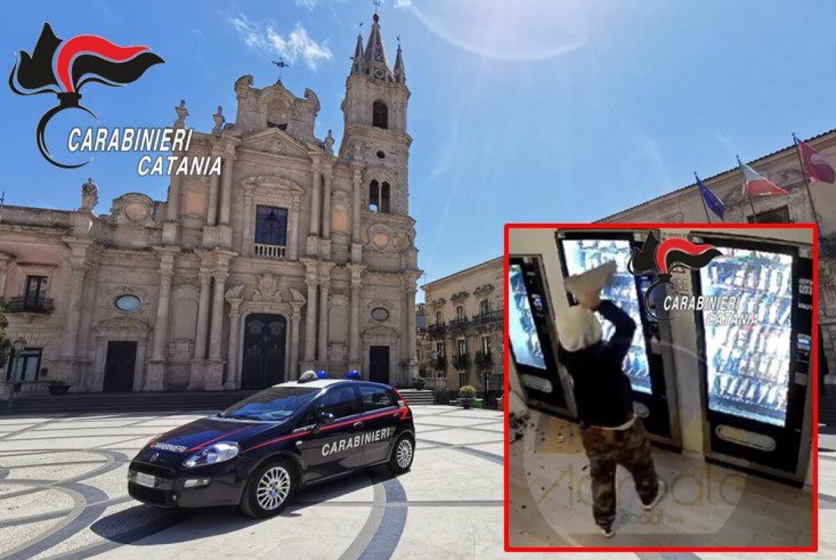DISTRUGGE E SACCHEGGIA DISTRIBUTORI AUTOMATICI IN CENTRO AD ACIREALE - 