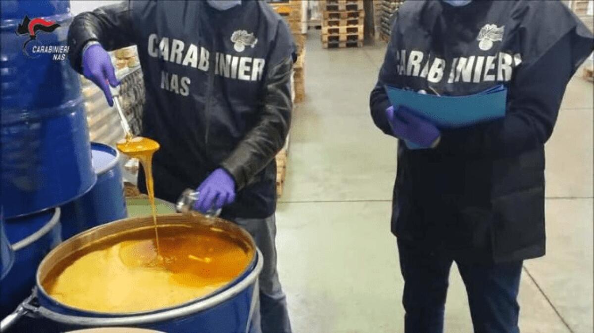 NAS SEQUESTRANO 39 TONNELLATE DI DOLCI. A CATANIA SCOPERTI 2 TONNELLATE DI PISTACCHI INVASI DA PARASSITI - 