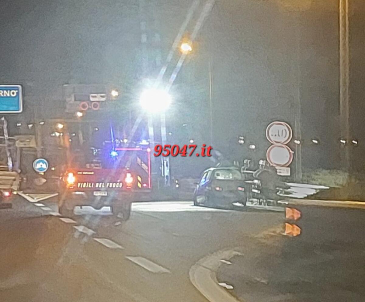 PAURA SULLA SUPERSTRADA 121, AUTO VA A FUOCO - 