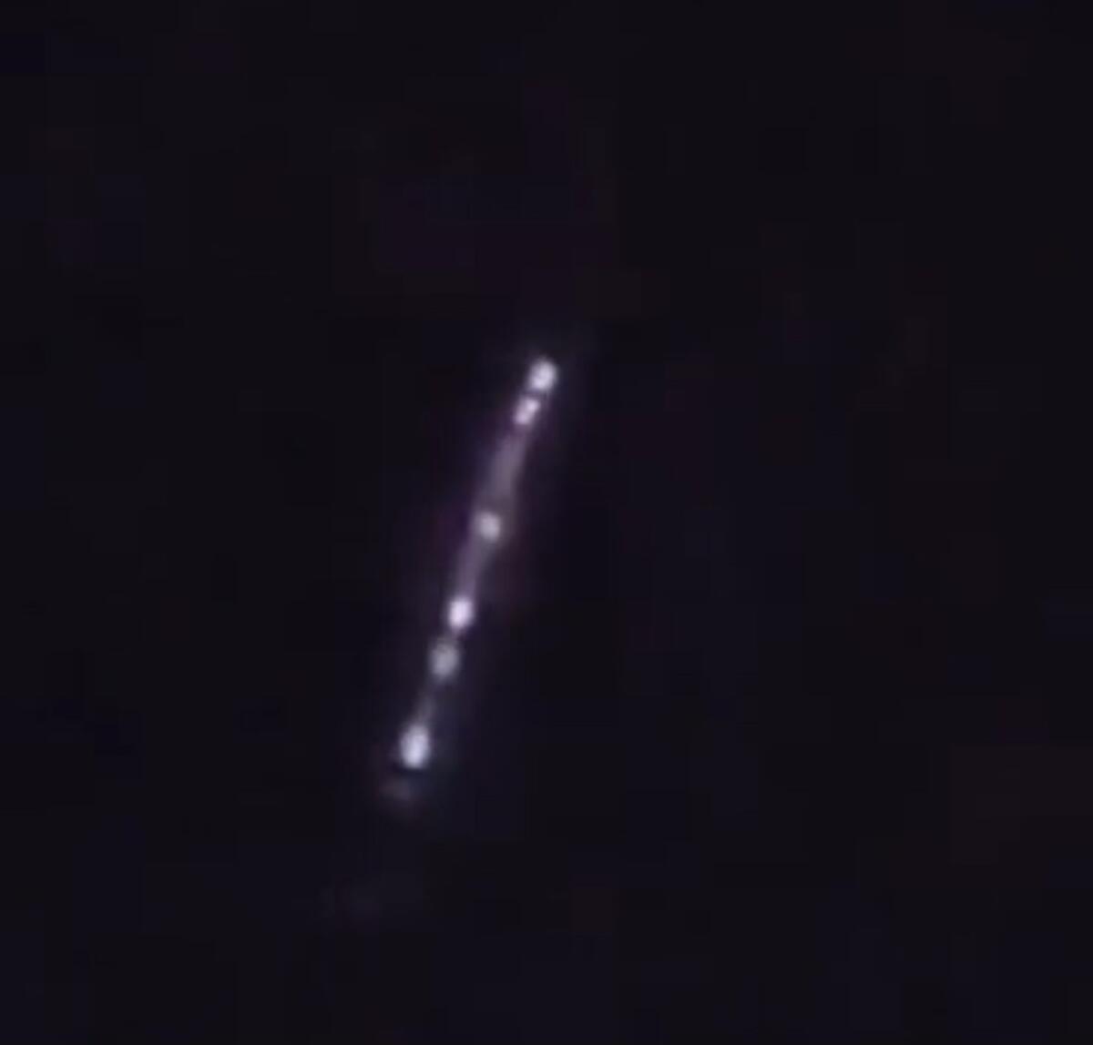 LUNGHE SCIE DI LUCI NEL CIELO DI PATERNO’, SONO I SATELLITI DI ELON MUSK. I PROSSIMI PASSAGGI - 