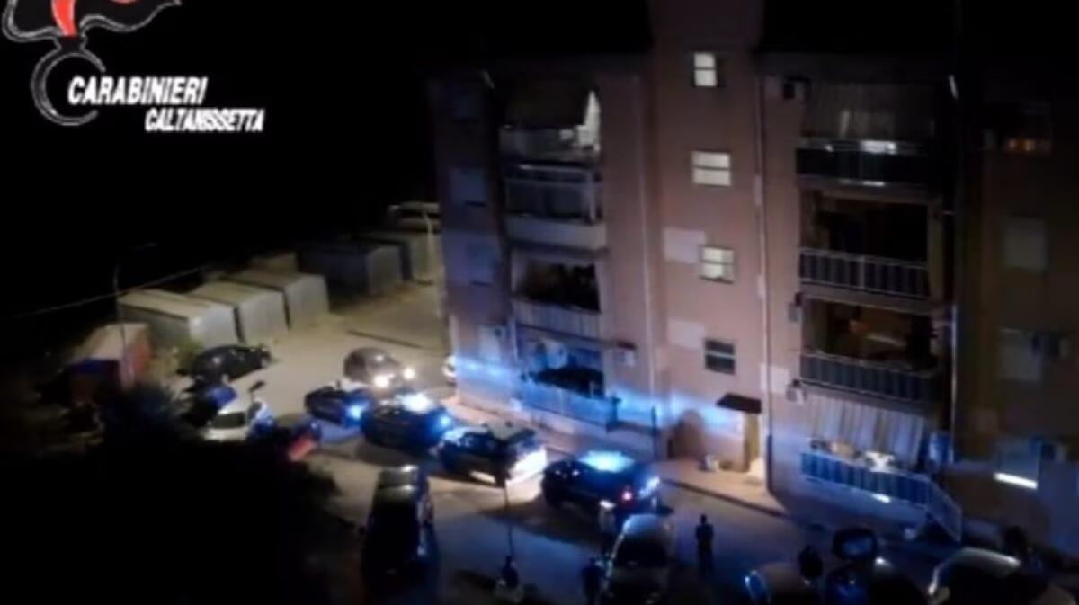 VOLEVANO UCCIDERE IMPRENDITORE CHE AVEVA DENUNCIATO IL PIZZO.  29 ARRESTI, COINVOLTI UN RESIDENTE DI BRONTE, UN POLIZIOTTO E UN CARABINIERE - 