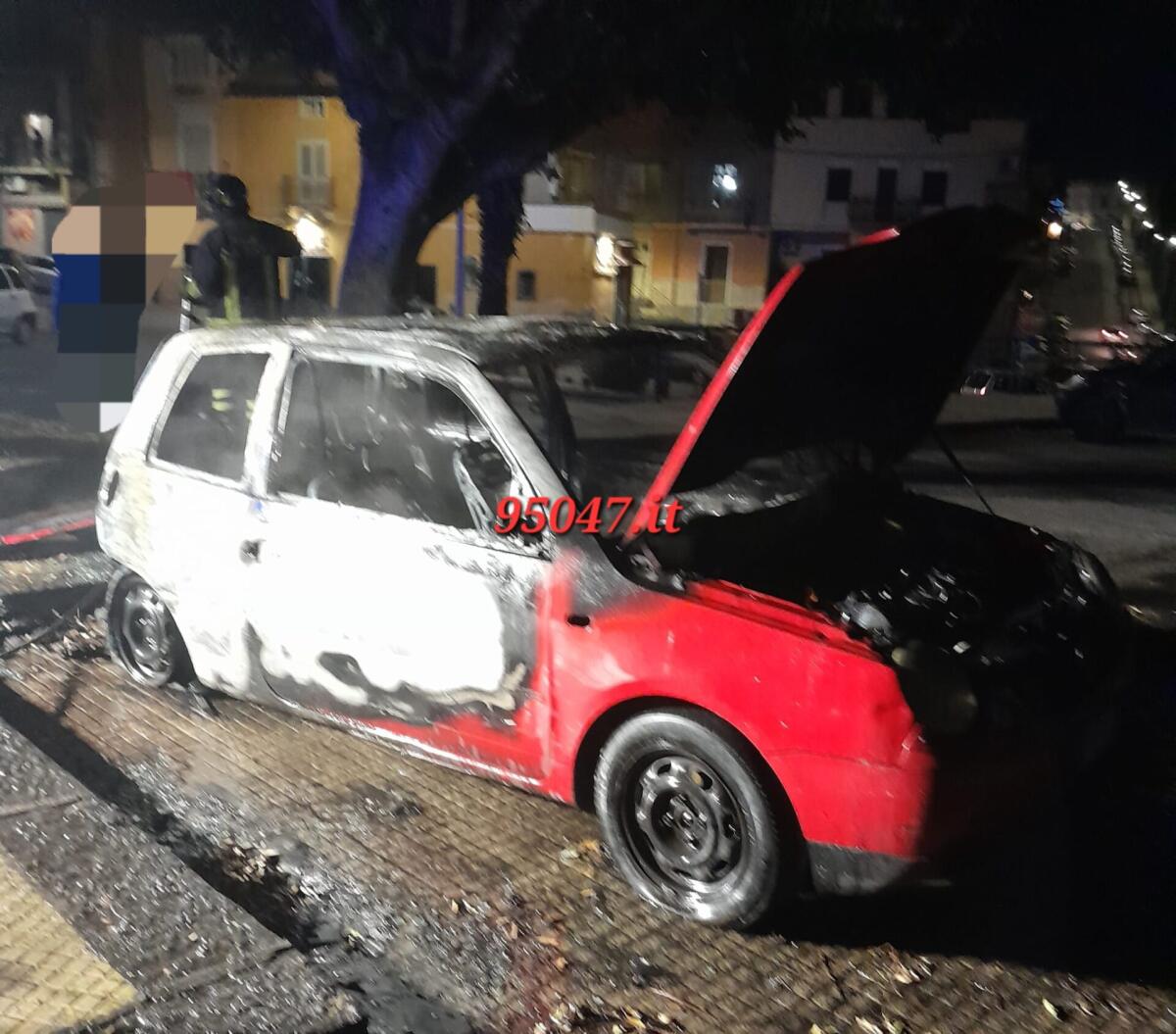PATERNO', A FUOCO UN'AUTO PARCHEGGIATA: INTERVENGONO I POMPIERI - 