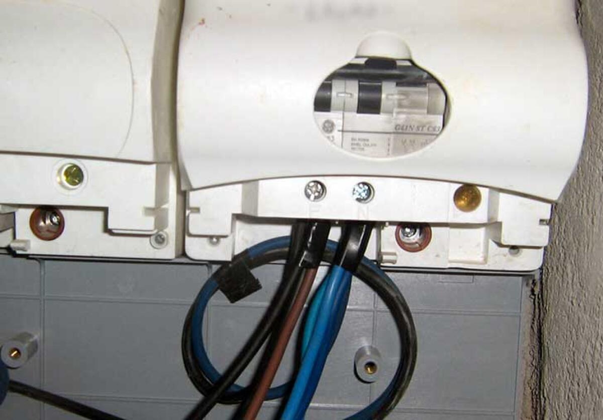 CATANIA. MANOMETTE IL CONTATORE E RUBA L’ENERGIA ELETTRICA, TITOLARE DI UN PANIFICIO ARRESTATO DALLA POLIZIA DI STATO - 