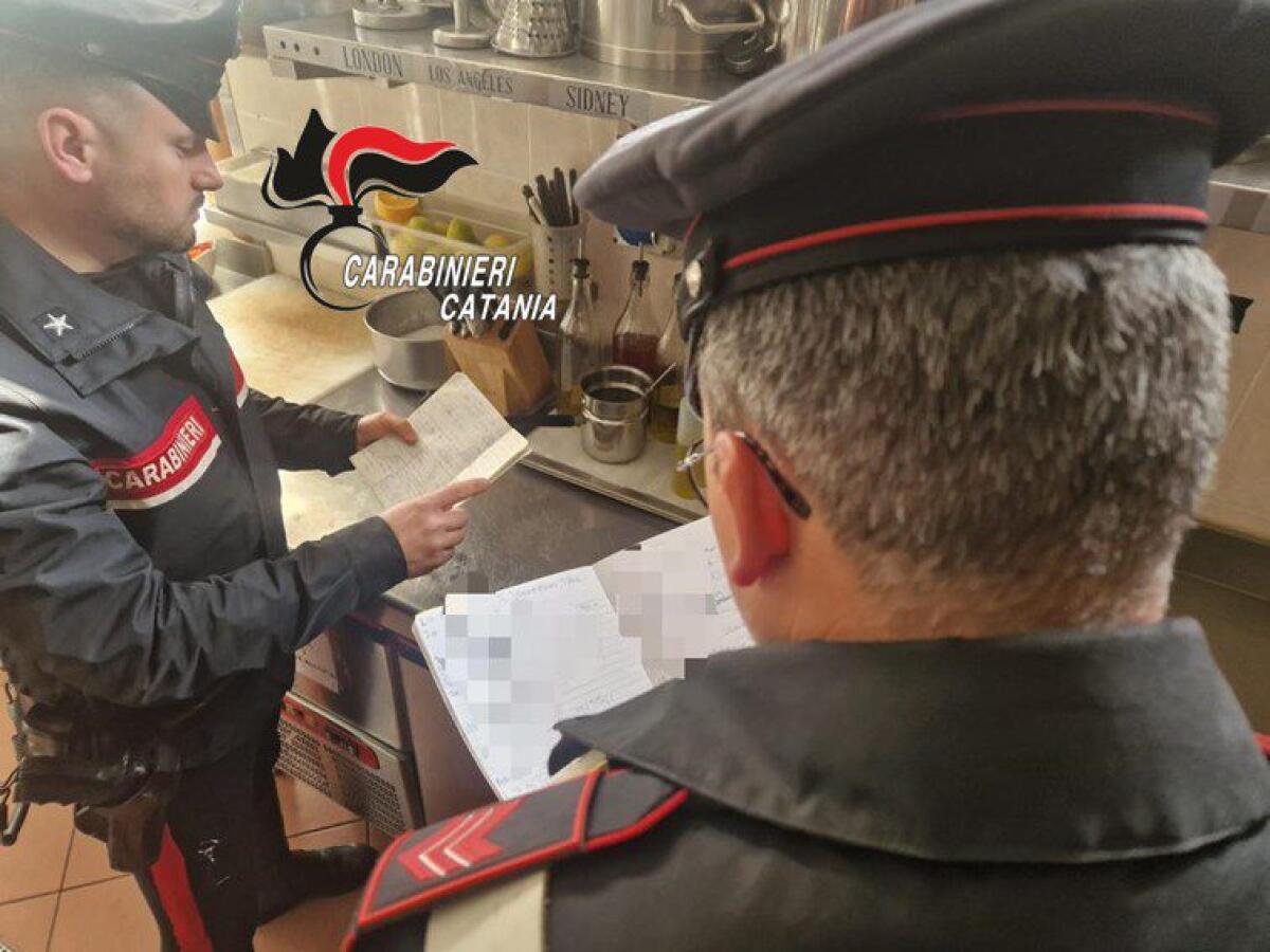 RANDAZZO. PUSHER NEGA CHE LA CASA SIA LA SUA PER NON ESSERE PERQUISITO, MA I CARABINIERI GLI TROVANO LE CHIAVI DELL’ABITAZIONE IN TASCA: IN SOGGIORNO E IN CUCINA C’ERA DROGA. - 