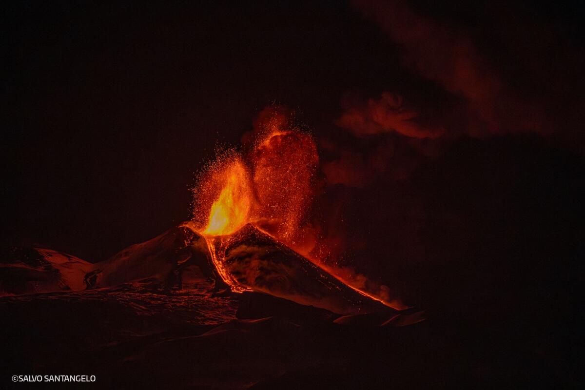 L'ETNA IN ERUZIONE DIVENTA VIRALE CON FOTO E VIDEO, VIRALE SU TUTTE LE PIATTAFORME - 