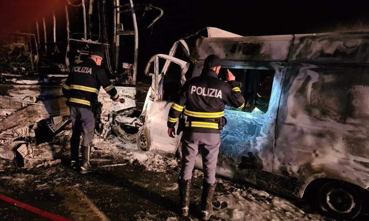 AMBULANZA PRENDE FUOCO DOPO SCONTRO IN GALLERIA CON UN BUS, 4 MORTI A URBINO - 