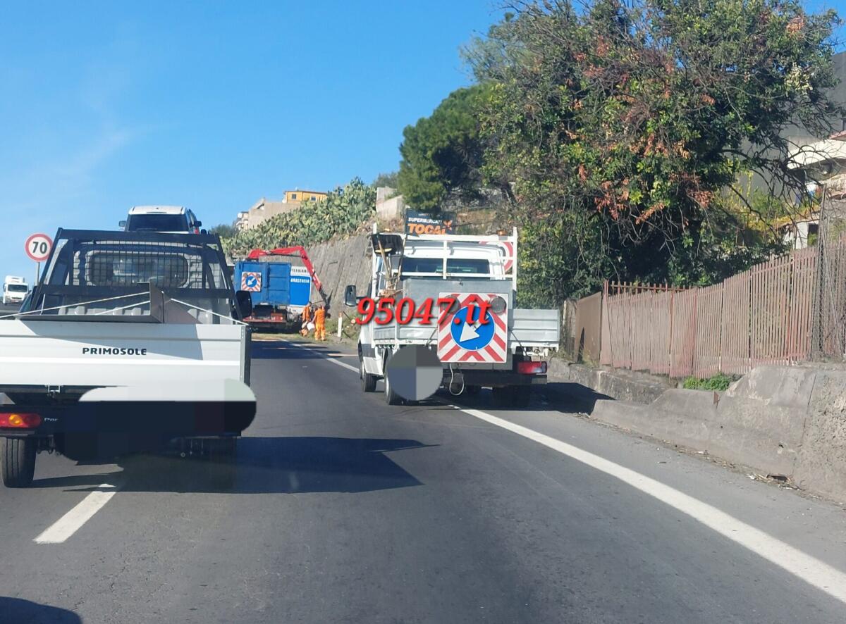 LUNGHE CODE SULLA SS121 IN DIREZIONE  PATERNÒ A CAUSA DI LAVORI - 